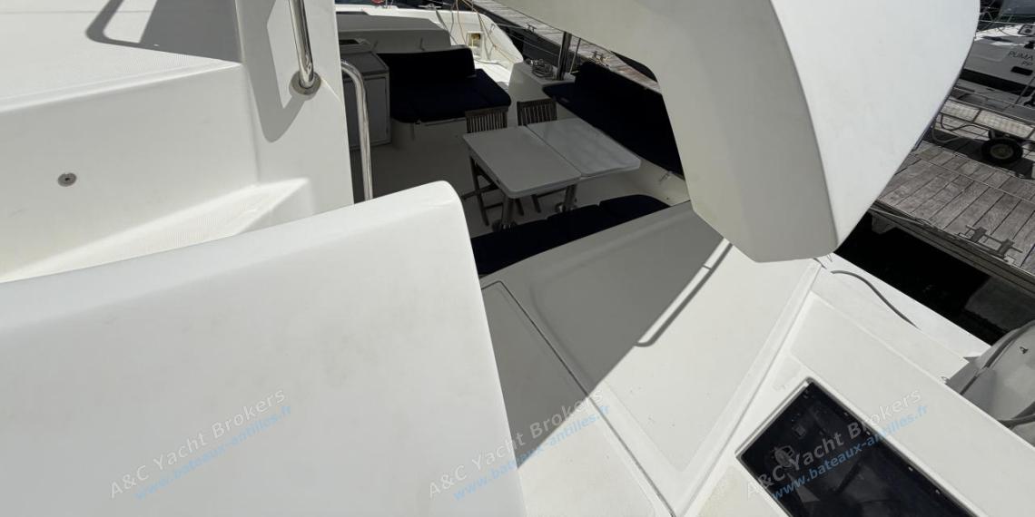 CNB Lagoon 50 : Cockpit et accès au fly depuis le passavant bâbord CNB Lagoon 50 : Cockpit et accès au fly depuis le passavant bâbord