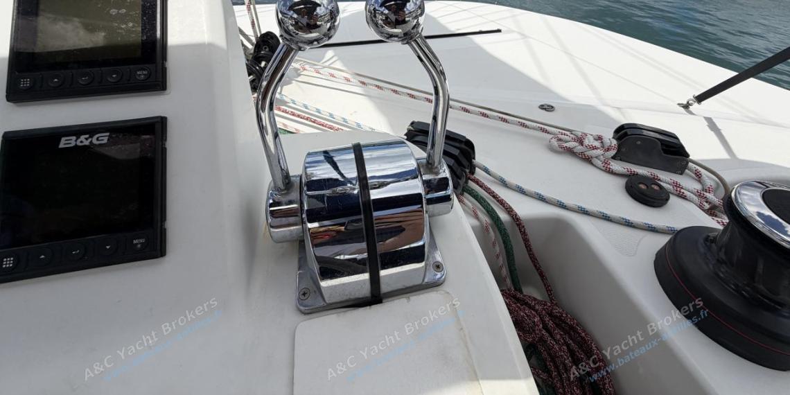 CNB Lagoon 50 : Commandes moteurs au poste de barre CNB Lagoon 50 : Commandes moteurs au poste de barre