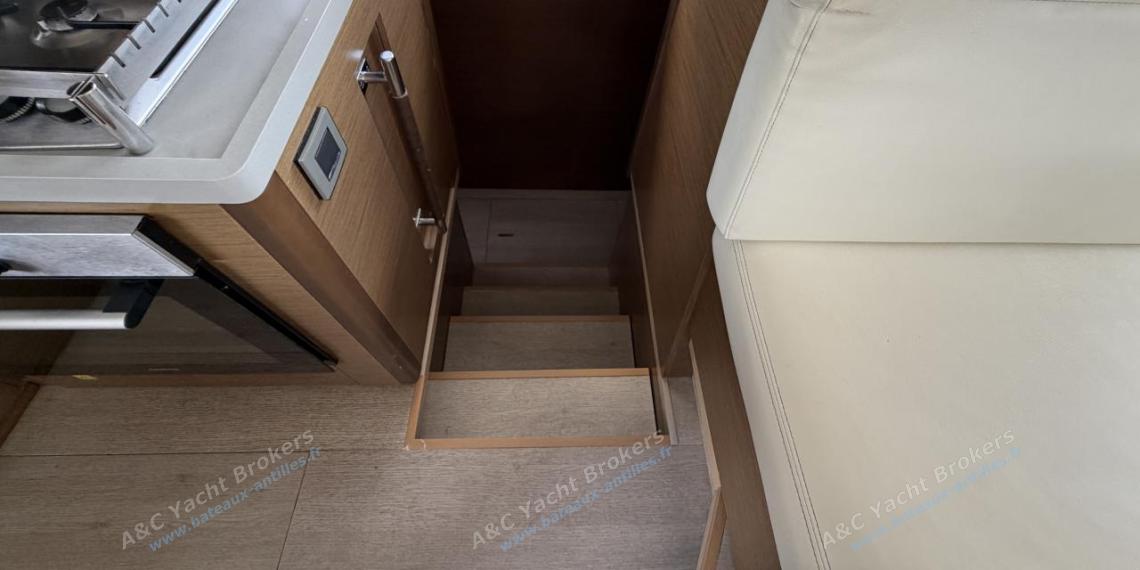 CNB Lagoon 50 : Accès coque bâbord depuis le carré CNB Lagoon 50 : Accès coque bâbord depuis le carré