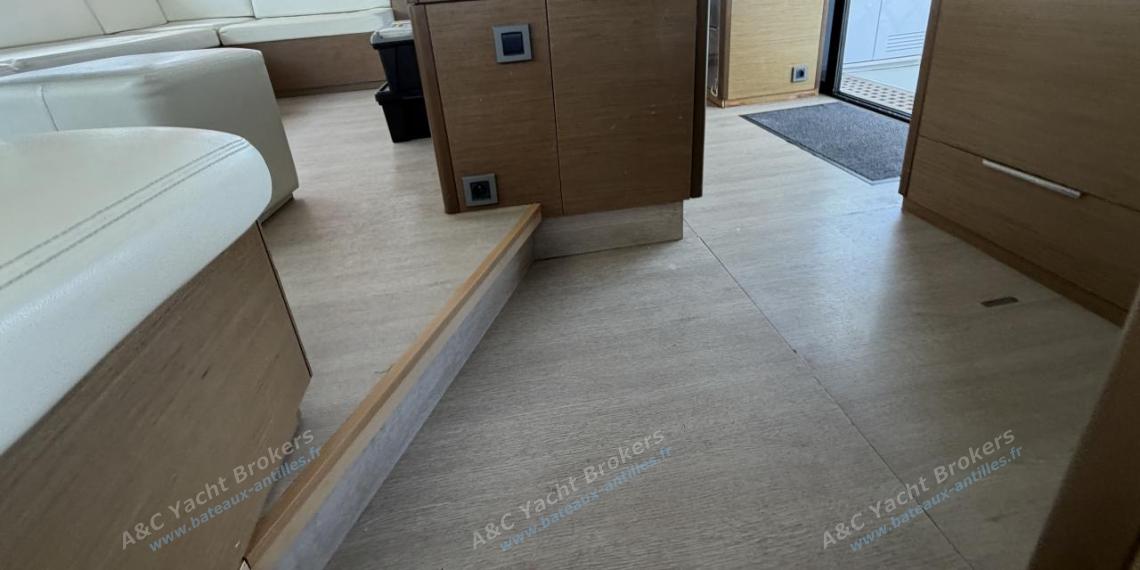 CNB Lagoon 50 : Carré vu depuis la coque bâbord CNB Lagoon 50 : Carré vu depuis la coque bâbord