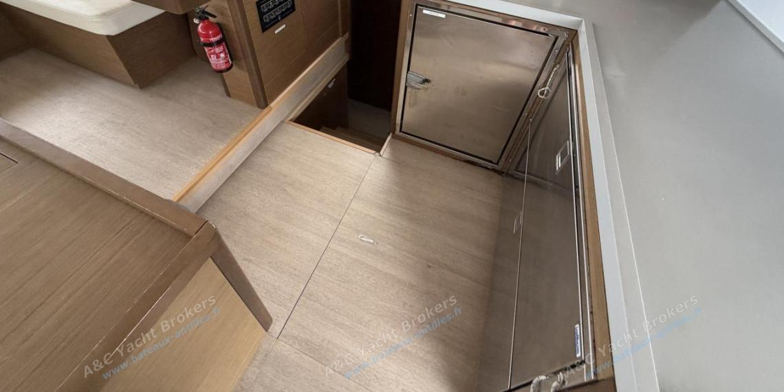 CNB Lagoon 50 : Réfrigérateurs et table à cartes CNB Lagoon 50 : Réfrigérateurs et table à cartes