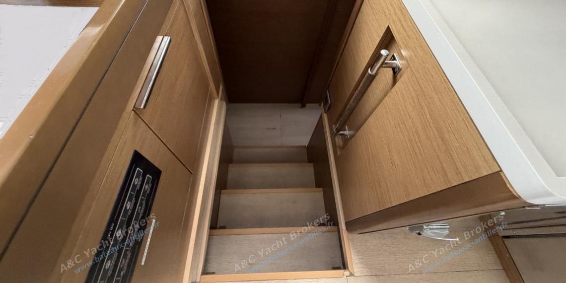 CNB Lagoon 50 : Accès coque tribord depuis le carré CNB Lagoon 50 : Accès coque tribord depuis le carré