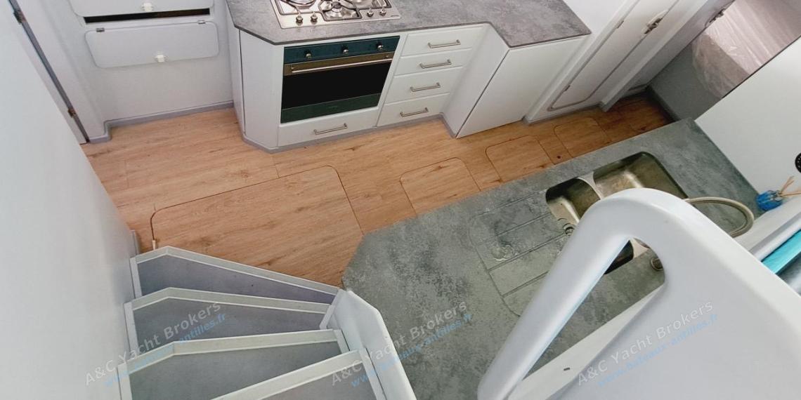 Lagoon Lagoon 570 : Cuisine vue depuis le carré Lagoon Lagoon 570 : Cuisine vue depuis le carré