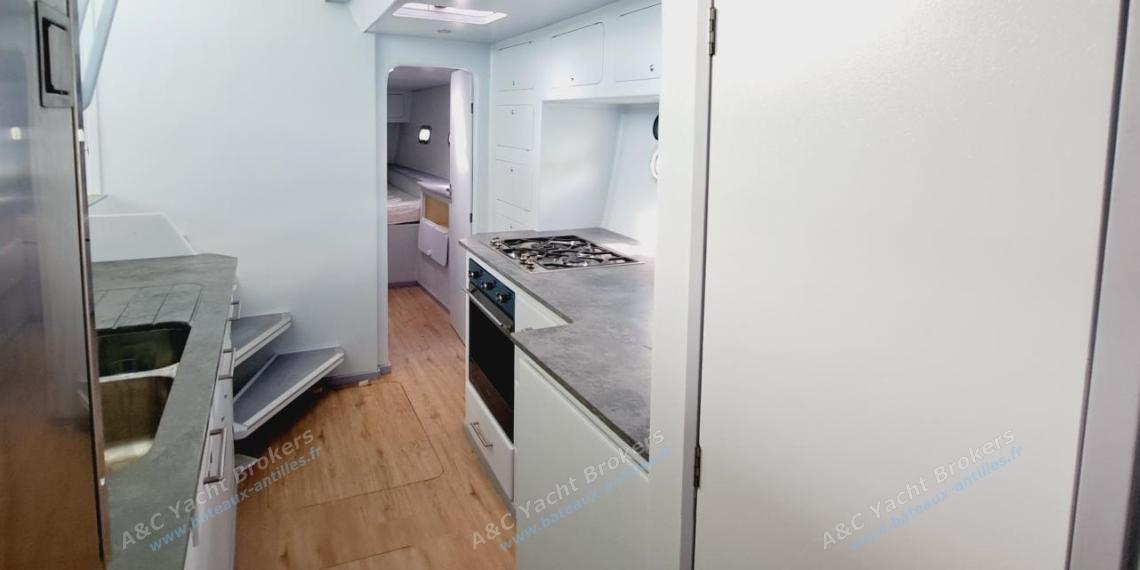 Lagoon Lagoon 570 : Cuisine vue depuis la cabine avant Lagoon Lagoon 570 : Cuisine vue depuis la cabine avant