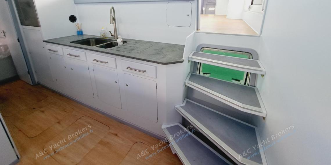 Lagoon Lagoon 570 : Cuisine vue depuis la cabine arrière Lagoon Lagoon 570 : Cuisine vue depuis la cabine arrière
