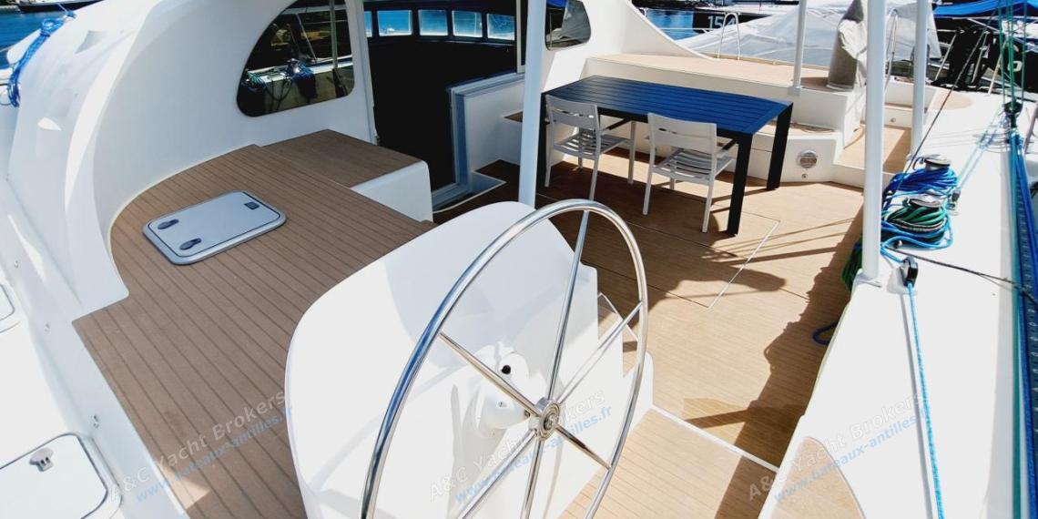 Lagoon Lagoon 570 : Cockpit et poste de barre bâbord Lagoon Lagoon 570 : Cockpit et poste de barre bâbord