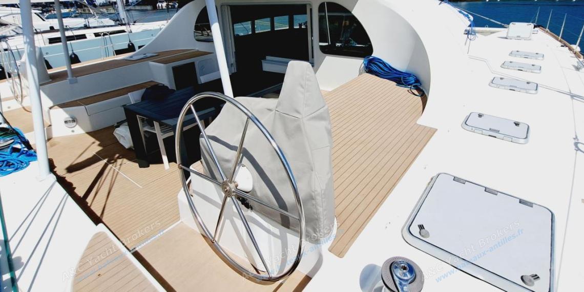 Lagoon Lagoon 570 : Passavant vu depuis le poste de barre tribord Lagoon Lagoon 570 : Passavant vu depuis le poste de barre tribord