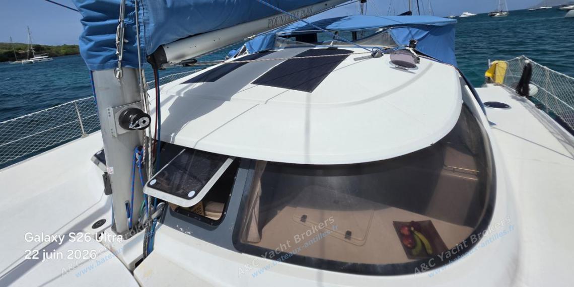 Fountaine Pajot Lavezzi 40 : Roof vu depuis l'étrave bâbord Fountaine Pajot Lavezzi 40 : Roof vu depuis l'étrave bâbord