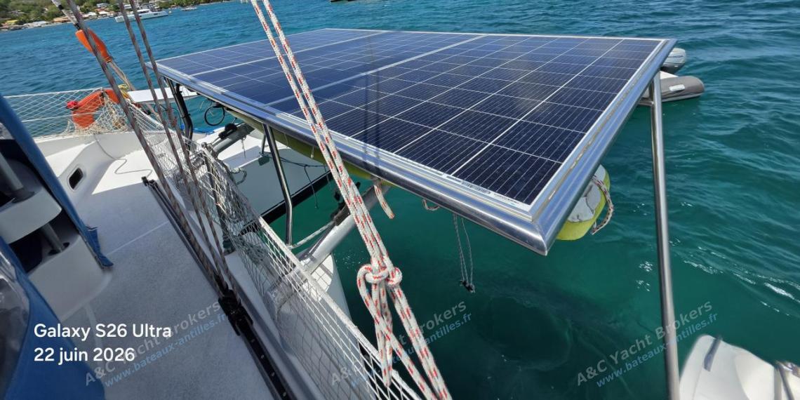 Fountaine Pajot Lavezzi 40 : Panneaux solaires autre vue Fountaine Pajot Lavezzi 40 : Panneaux solaires autre vue