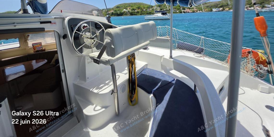 Fountaine Pajot Lavezzi 40 : Cockpit et poste de barre Fountaine Pajot Lavezzi 40 : Cockpit et poste de barre