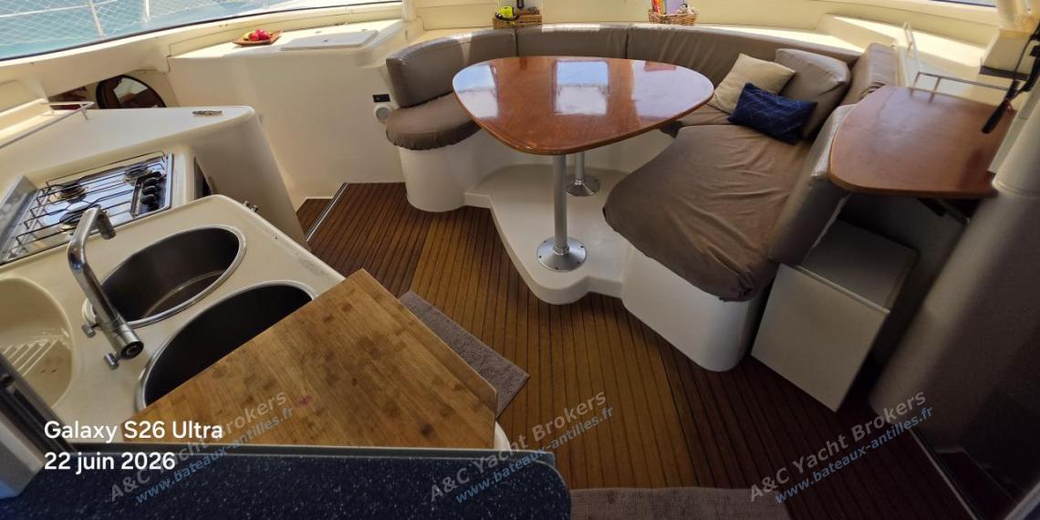 Fountaine Pajot Lavezzi 40 : Vue d'ensemble du carré Fountaine Pajot Lavezzi 40 : Vue d'ensemble du carré