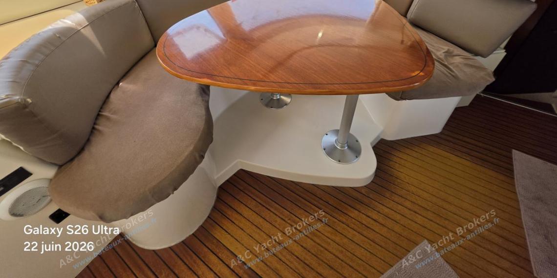 Fountaine Pajot Lavezzi 40 : Table du carré et banquette Fountaine Pajot Lavezzi 40 : Table du carré et banquette