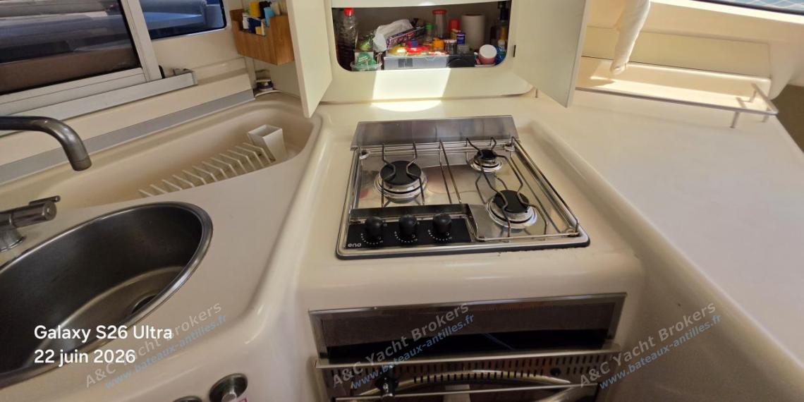 Fountaine Pajot Lavezzi 40 : Cuisine a bâbord ans le carré Fountaine Pajot Lavezzi 40 : Cuisine a bâbord ans le carré
