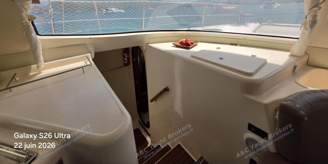 Fountaine Pajot Lavezzi 40 : Accès a la coque bâbord depuis le carré Fountaine Pajot Lavezzi 40 : Accès a la coque bâbord depuis le carré