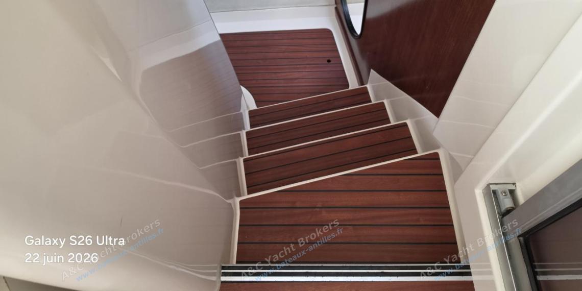 Fountaine Pajot Lavezzi 40 : Accès coque tribord depuis le carré Fountaine Pajot Lavezzi 40 : Accès coque tribord depuis le carré