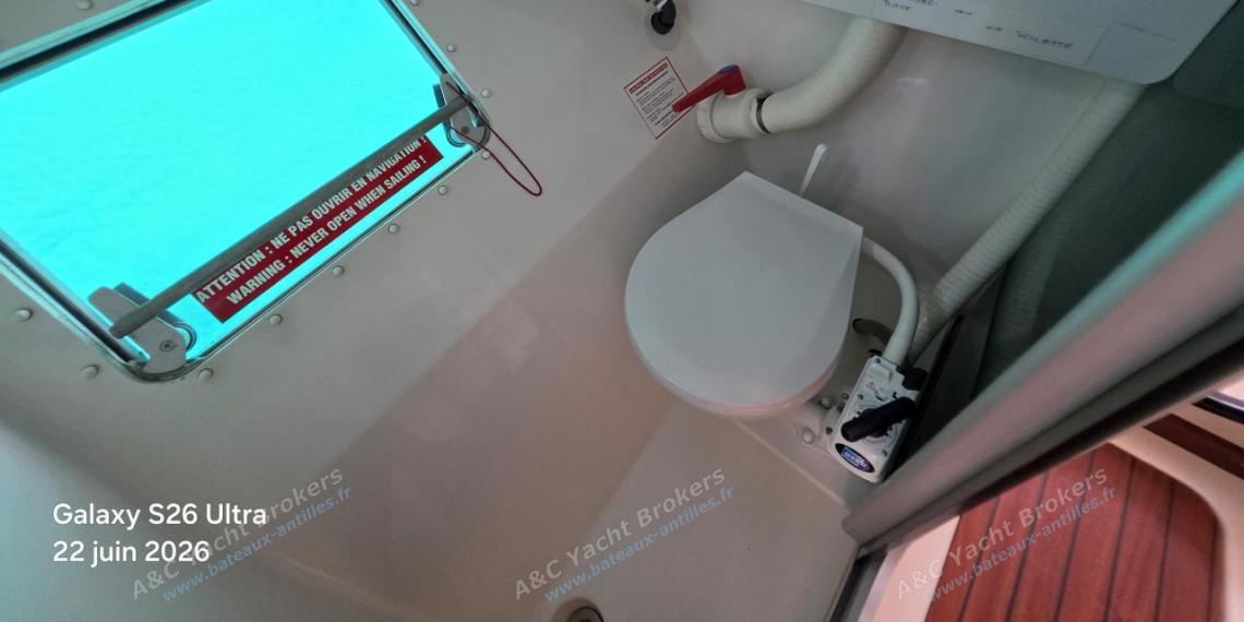 Fountaine Pajot Lavezzi 40 : Salle d'eau dans coque tribord Fountaine Pajot Lavezzi 40 : Salle d'eau dans coque tribord