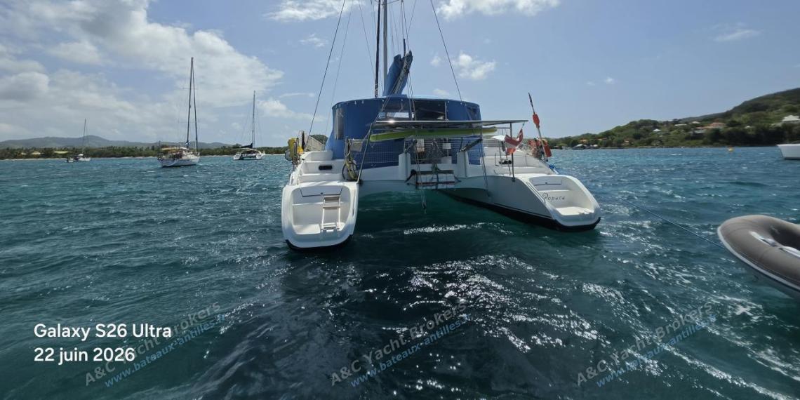 Fountaine Pajot Lavezzi 40 : Panneaux solaires sur bossoirs Fountaine Pajot Lavezzi 40 : Panneaux solaires sur bossoirs