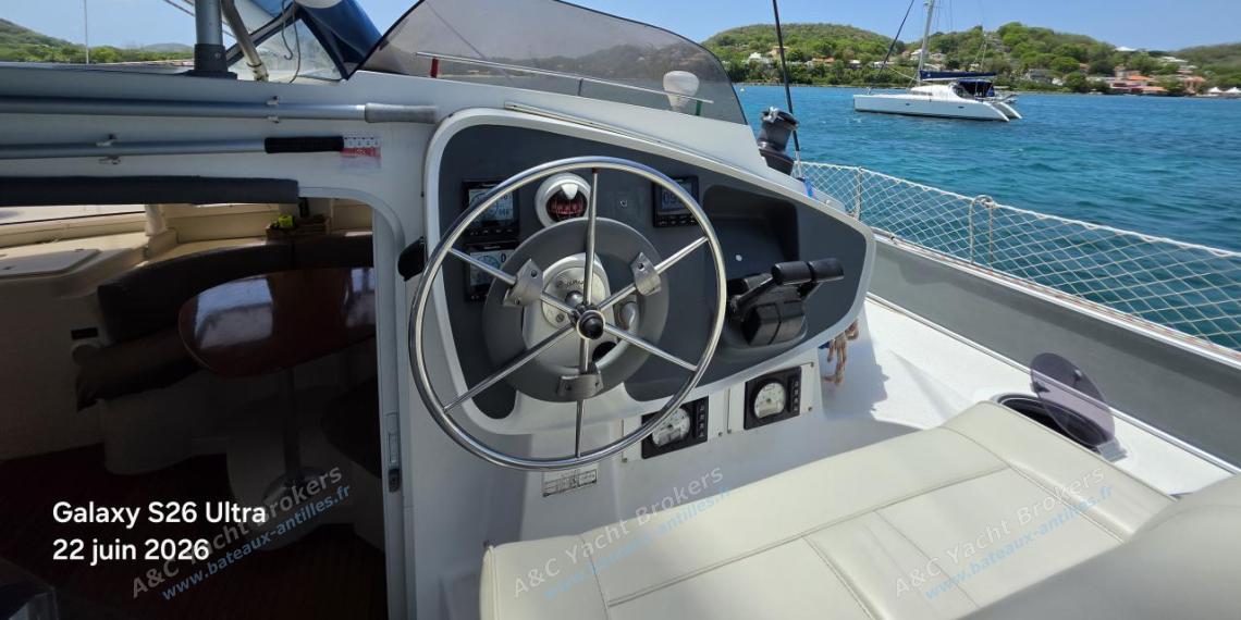 Fountaine Pajot Lavezzi 40 : Poste de barre vu depuis le cockpit Fountaine Pajot Lavezzi 40 : Poste de barre vu depuis le cockpit