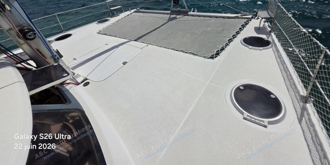 Fountaine Pajot Lavezzi 40 : Passavant tribord et trampoline Fountaine Pajot Lavezzi 40 : Passavant tribord et trampoline