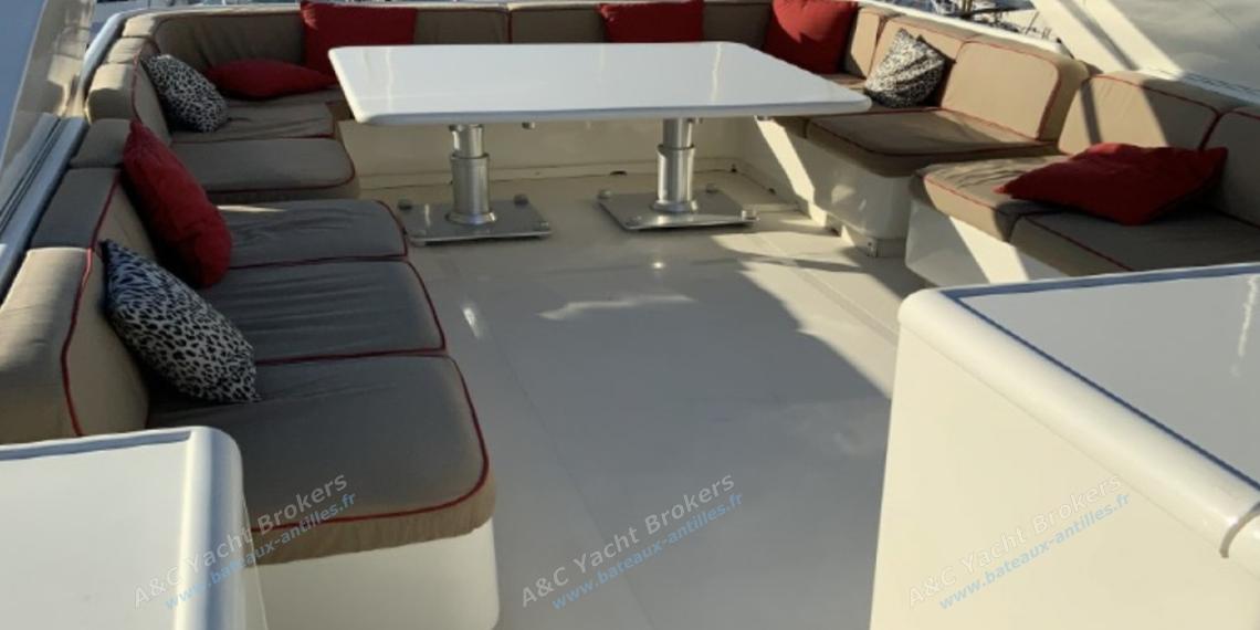 Cantiere Navale Arno Léopard 24 Fly : Table et banquette sur le Fly Cantiere Navale Arno Léopard 24 Fly : Table et banquette sur le Fly