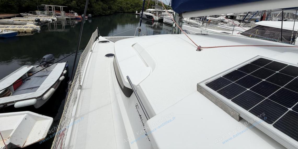 Fountaine Pajot Mahé 36 Evolution : Passavant bâbord autre vue Fountaine Pajot Mahé 36 Evolution : Passavant bâbord autre vue