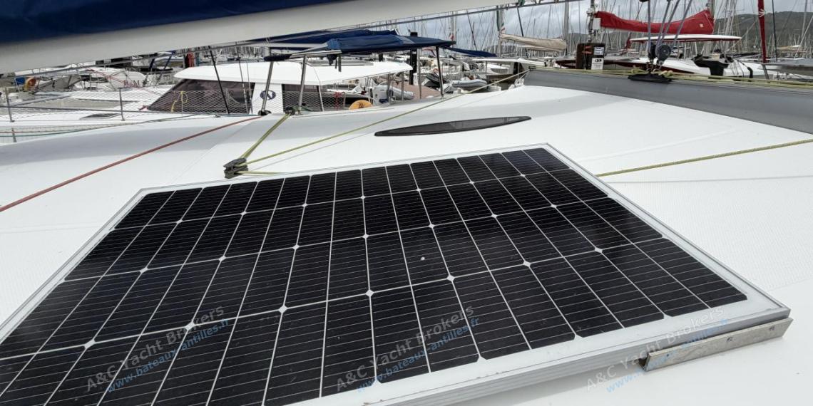 Fountaine Pajot Mahé 36 Evolution : Panneau solaire sur le roof à bâbord Fountaine Pajot Mahé 36 Evolution : Panneau solaire sur le roof à bâbord