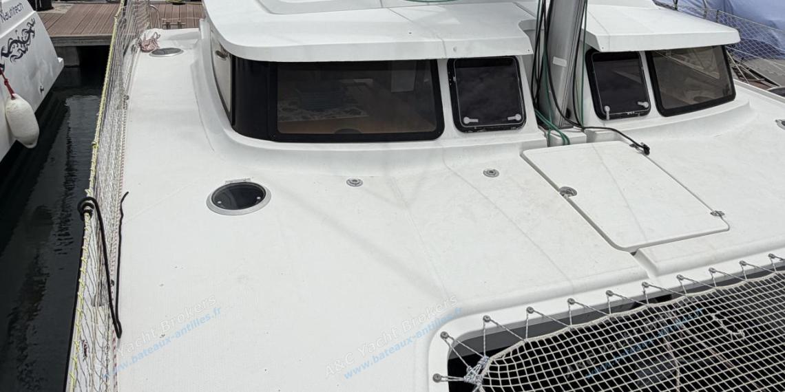 Fountaine Pajot Mahé 36 Evolution : Pont et roof vu depuis l'étrave tribord Fountaine Pajot Mahé 36 Evolution : Pont et roof vu depuis l'étrave tribord