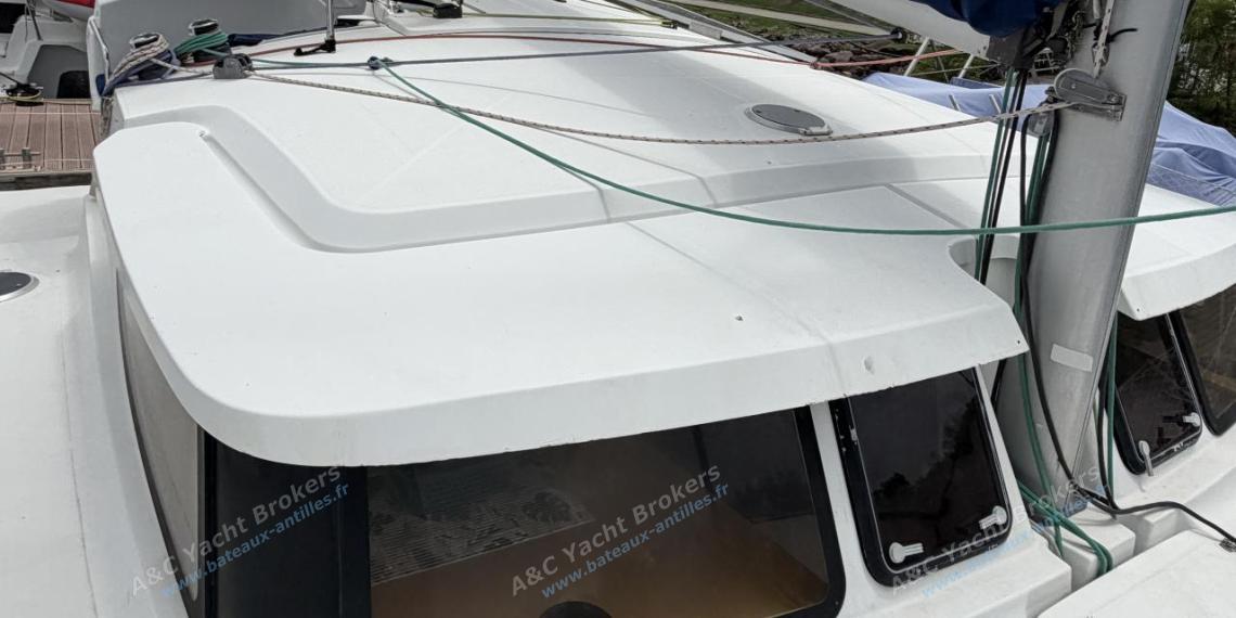 Fountaine Pajot Mahé 36 Evolution : Roof et passavant tribord Fountaine Pajot Mahé 36 Evolution : Roof et passavant tribord
