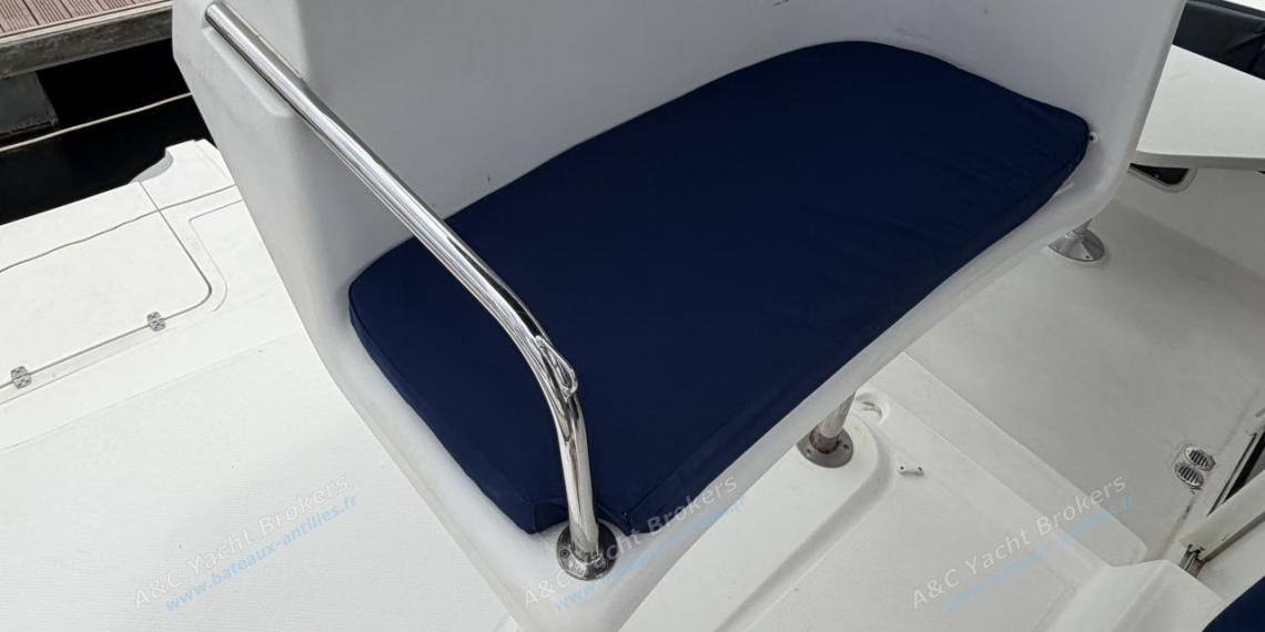 Fountaine Pajot Mahé 36 Evolution : Siège au poste de barre Fountaine Pajot Mahé 36 Evolution : Siège au poste de barre