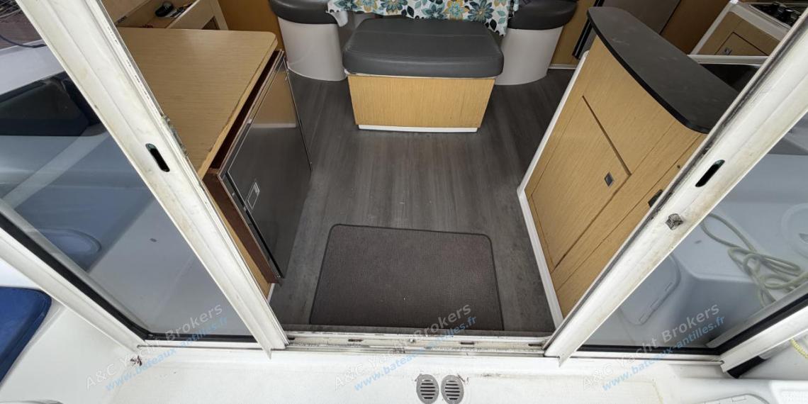 Fountaine Pajot Mahé 36 Evolution : Carré vu depuis le cockpit Fountaine Pajot Mahé 36 Evolution : Carré vu depuis le cockpit