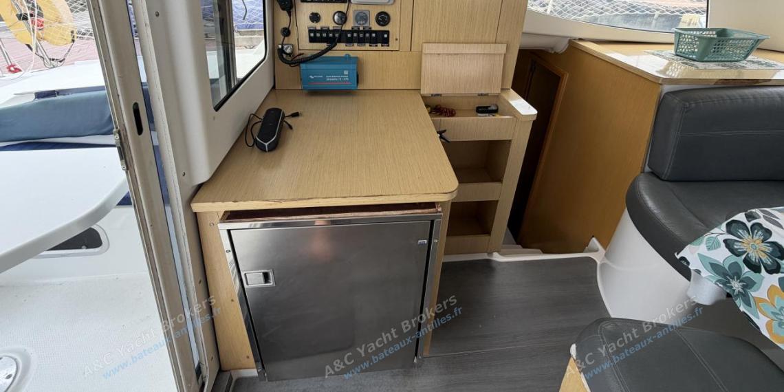 Fountaine Pajot Mahé 36 Evolution : Table à cartes à bâbord Fountaine Pajot Mahé 36 Evolution : Table à cartes à bâbord