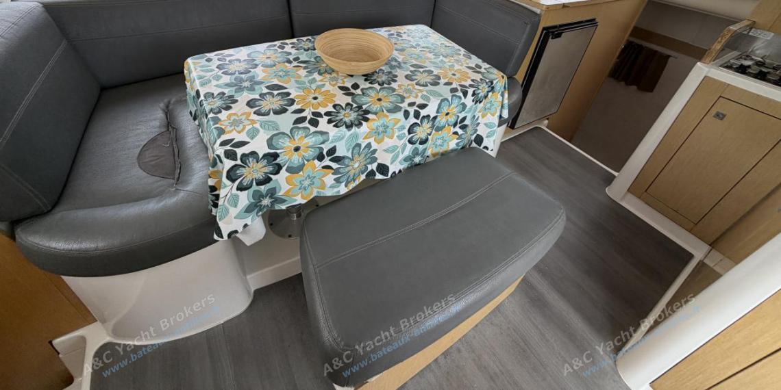 Fountaine Pajot Mahé 36 Evolution : Table du carré et banquette vu depuis la table à cartes Fountaine Pajot Mahé 36 Evolution : Table du carré et banquette vu depuis la table à cartes