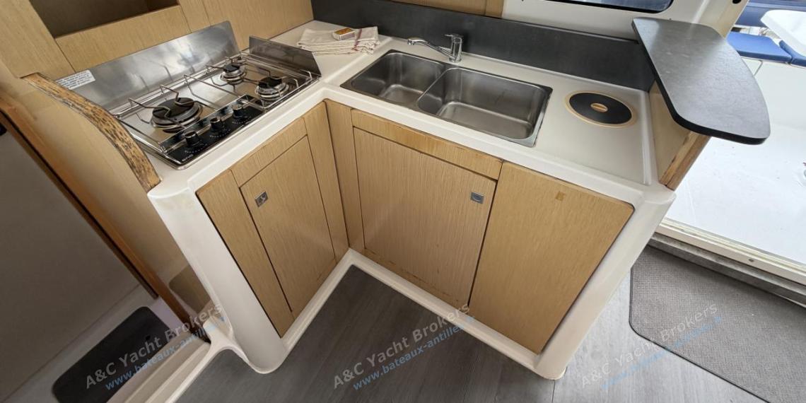 Fountaine Pajot Mahé 36 Evolution : Cuisine vue depuis le carré Fountaine Pajot Mahé 36 Evolution : Cuisine vue depuis le carré