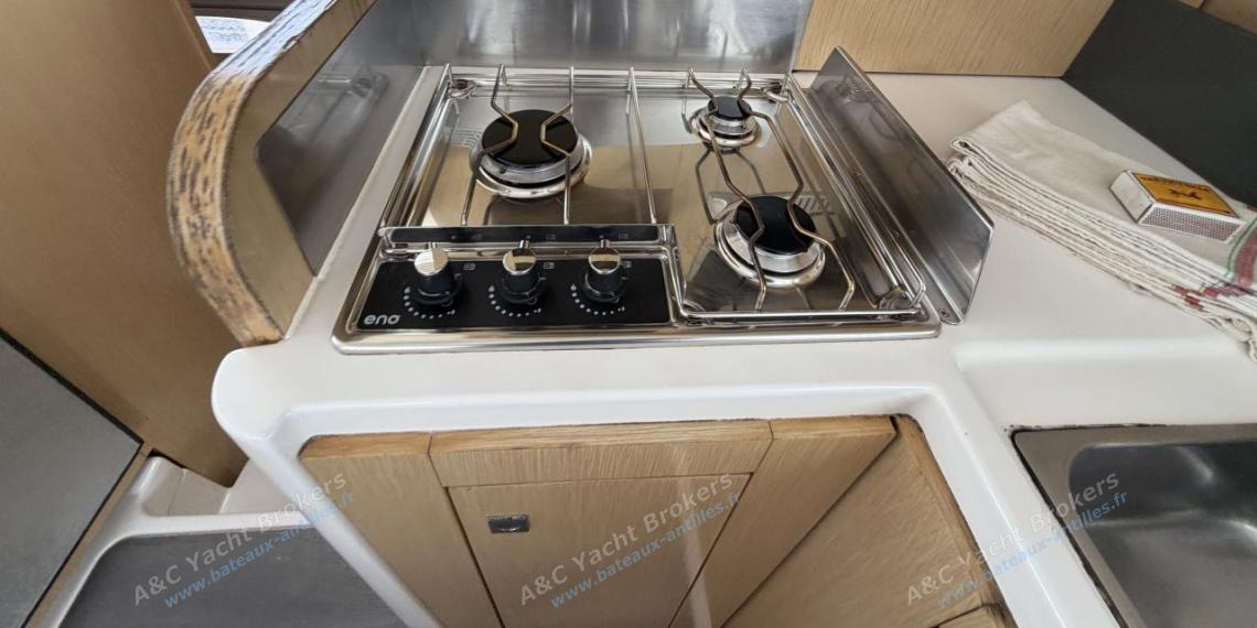 Fountaine Pajot Mahé 36 Evolution : Cuisinière Fountaine Pajot Mahé 36 Evolution : Cuisinière