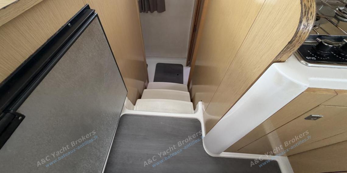 Fountaine Pajot Mahé 36 Evolution : Accès coque tribord depuis le carré Fountaine Pajot Mahé 36 Evolution : Accès coque tribord depuis le carré