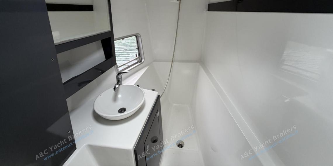 Fountaine Pajot Mahé 36 Evolution : Grande salle d'eau à l'avant tribord Fountaine Pajot Mahé 36 Evolution : Grande salle d'eau à l'avant tribord
