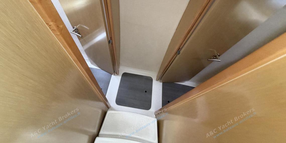 Fountaine Pajot Mahé 36 Evolution : Accès coque bâbord depuis le carré Fountaine Pajot Mahé 36 Evolution : Accès coque bâbord depuis le carré