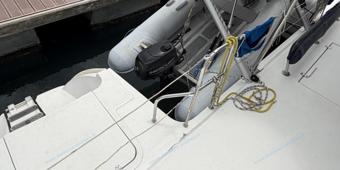 Fountaine Pajot Mahé 36 Evolution : Panneau solaire sur les bossoirs d'annexe Fountaine Pajot Mahé 36 Evolution : Panneau solaire sur les bossoirs d'annexe