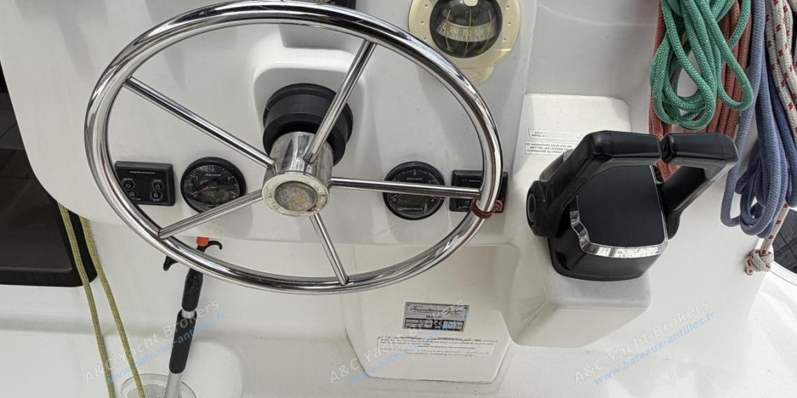 Fountaine Pajot Mahé 36 Evolution : Poste de barre autre vue Fountaine Pajot Mahé 36 Evolution : Poste de barre autre vue