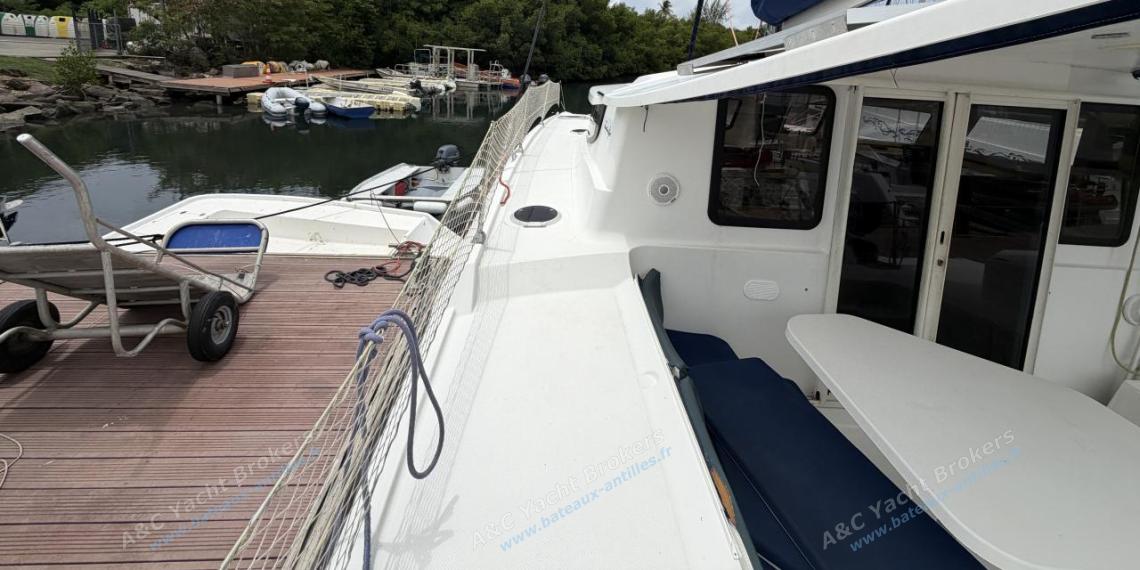 Fountaine Pajot Mahé 36 Evolution : Passavant bâbord et table de cockpit Fountaine Pajot Mahé 36 Evolution : Passavant bâbord et table de cockpit