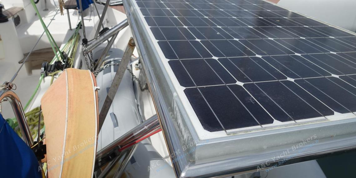 Nautitech 442 : Panneaux solaires sur les bossoirs Nautitech 442 : Panneaux solaires sur les bossoirs