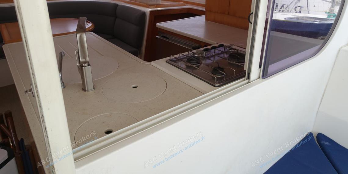 Nautitech 442 : Cuisine vue depuis le cockpit Nautitech 442 : Cuisine vue depuis le cockpit