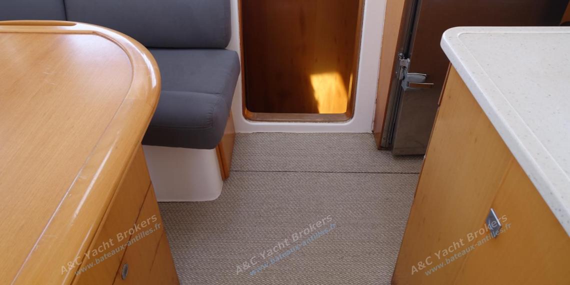 Nautitech 442 : Accès coque tribord depuis le carré Nautitech 442 : Accès coque tribord depuis le carré