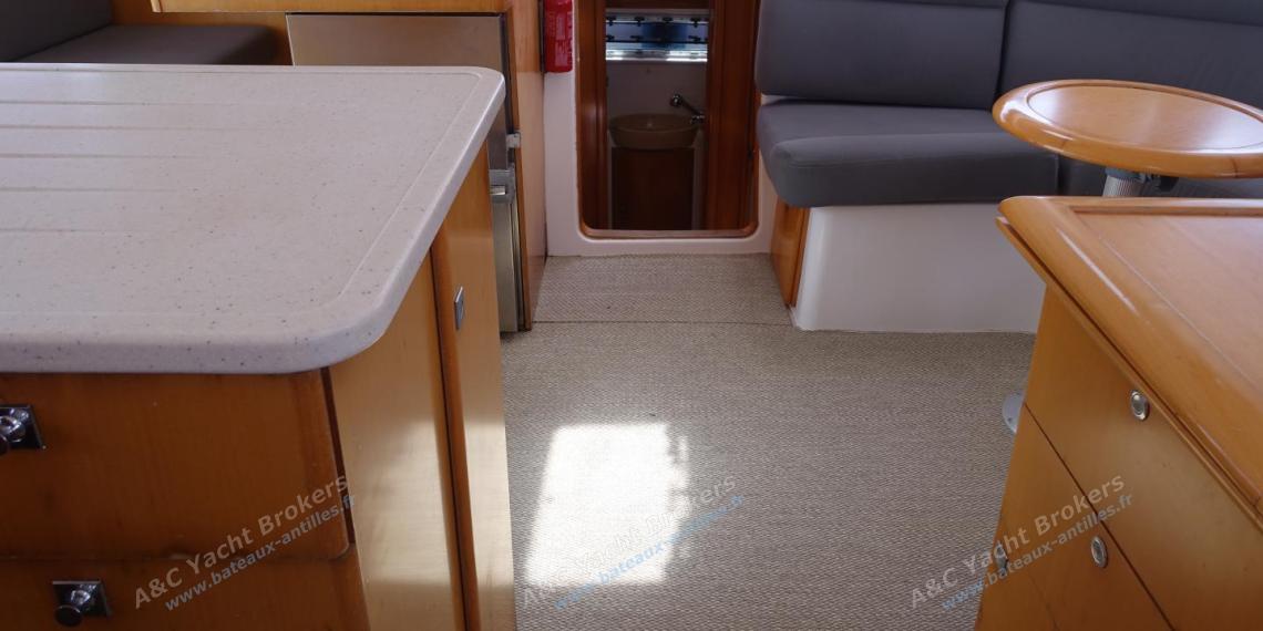 Nautitech 442 : Carré vue depuis la coque tribord Nautitech 442 : Carré vue depuis la coque tribord
