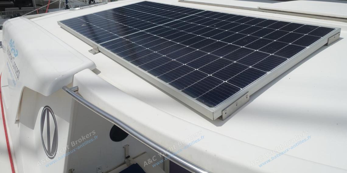 Nautitech 442 : Panneaux solaires sur le roof Nautitech 442 : Panneaux solaires sur le roof