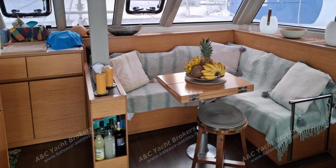 Nautitech 46 Open : Carré et banquette Nautitech 46 Open : Carré et banquette