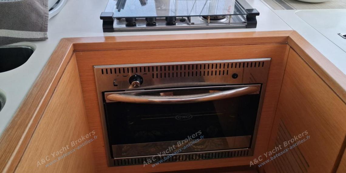 Nautitech 46 Open : Cuisinière trois feux avec four Nautitech 46 Open : Cuisinière trois feux avec four