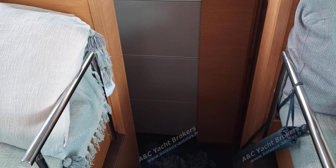 Nautitech 46 Open : Accès coque tribord depuis le carré Nautitech 46 Open : Accès coque tribord depuis le carré