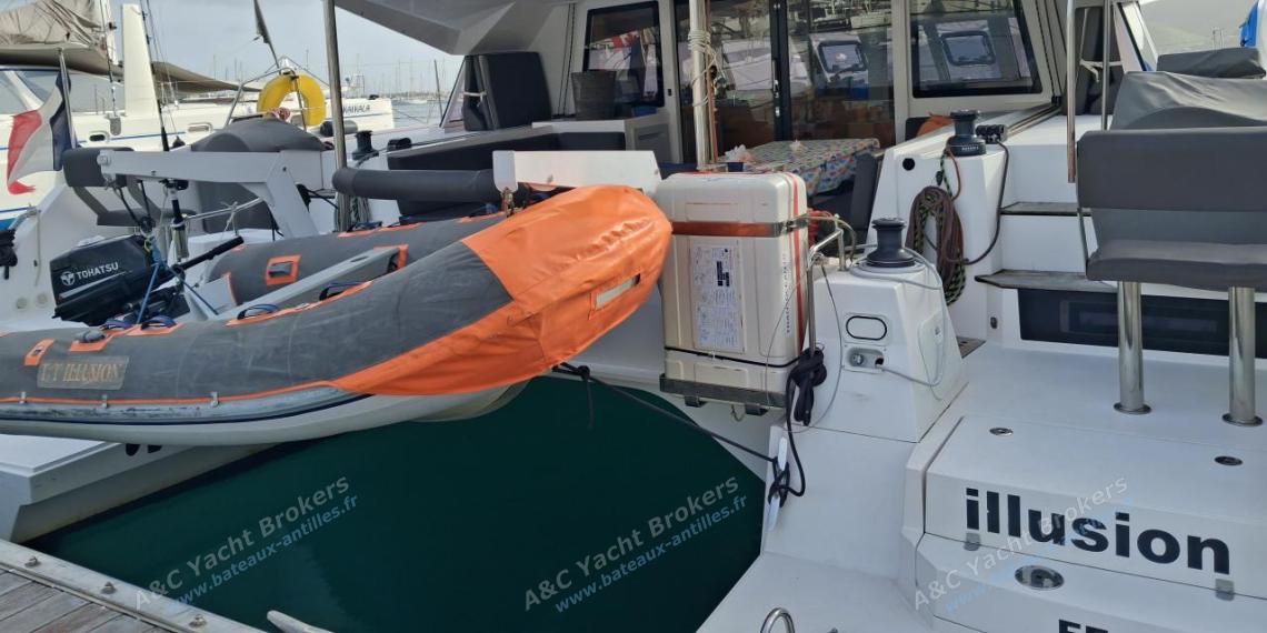 Nautitech 46 Open : Coque tribord vue depuis le ponton Nautitech 46 Open : Coque tribord vue depuis le ponton