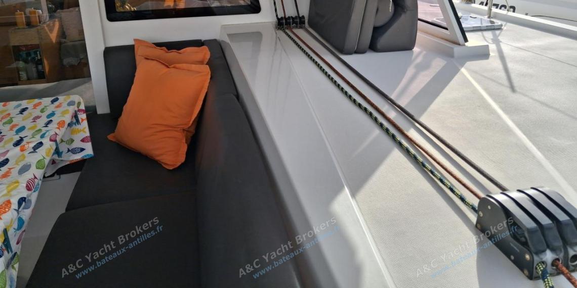 Nautitech 46 Open : Taquets coinseurs au poste de barre tribord Nautitech 46 Open : Taquets coinseurs au poste de barre tribord